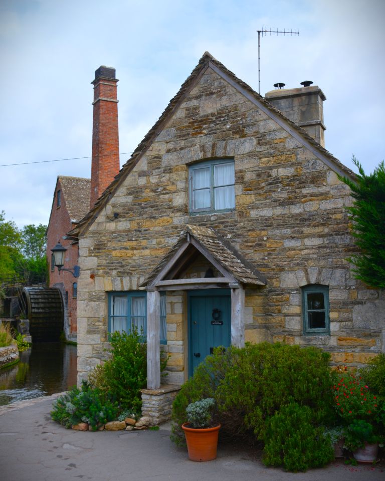 Home on stream in Lower Slaughter, Cotswolds England