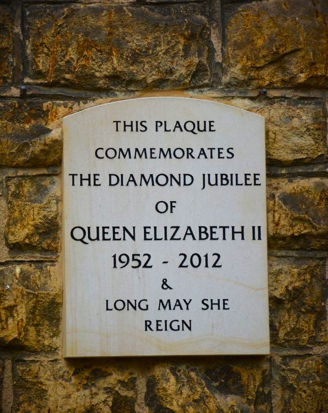Tribute plaque to Queen Elizabeth in Bourton-On-The Water